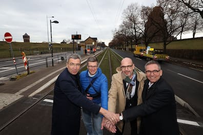 Verkehrsfreigabe der Prager Straße in Leipzig. v.l. Baubürgermeister Thomas Dienberg, Michael Jana, Leiter des MTA, Toralf Müller, Toralf Müller, Geschäftsführer Technik und Betrieb der LVB, und Ulrich Meyer von den Leipziger Wasserwerken bei der Freigabe.