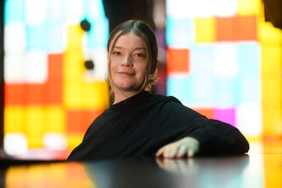 Josefine Went, Co-Geschäftsführerin des Clubs OKA, steht in dem Clubgebäude an der Meschwitzstraße.