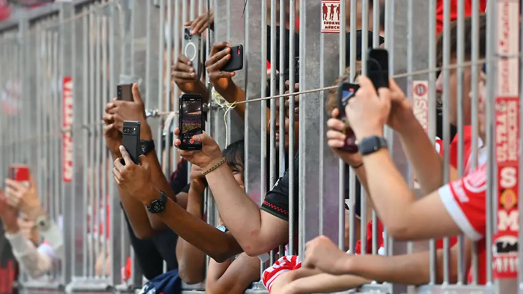 Fans-Fussballfans-halten-ihre-Smartphones-und-filmen-Fussball-Telekom-Cup-FC-Bayern-Muenchen-Tottenham-Hotspur-4-0-am-07-08-2025-A-L-L-I-A-N-Z-A-R-E-N-A