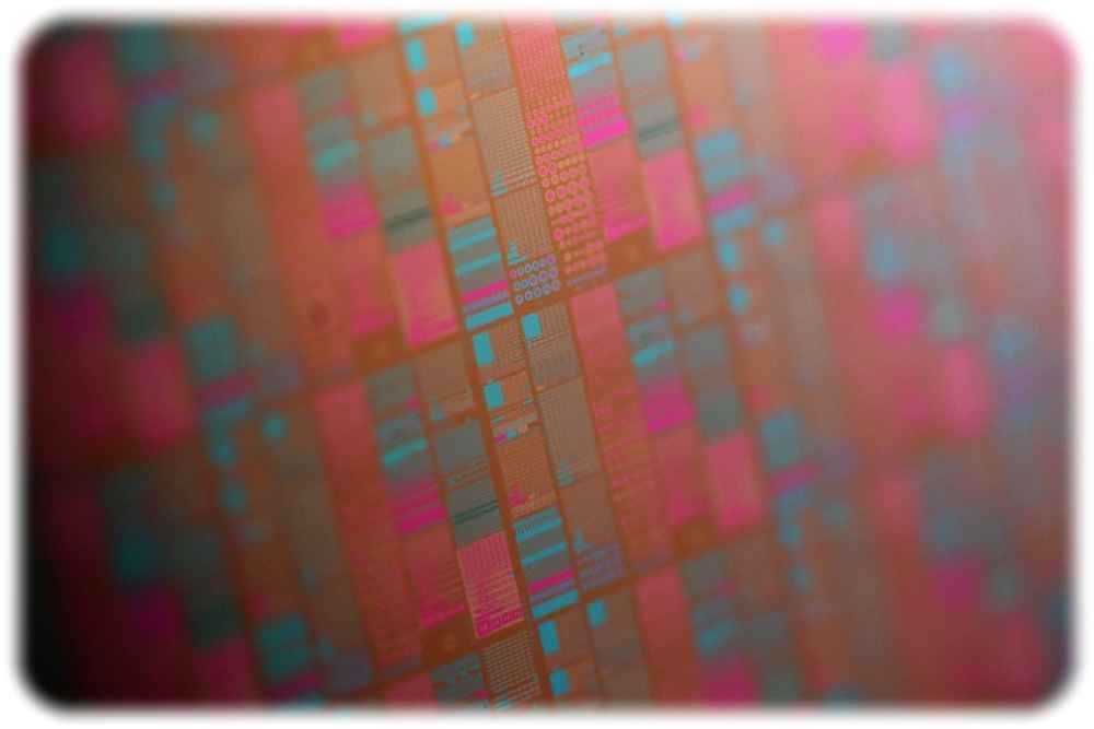Nahaufnahme von ferroelektrischen Speicherchips auf einem 300-mm-Wafer des Fraunhofer-Photonikinstituts IPMS in Dresden. Foto: Fraunhofer-IPMS.