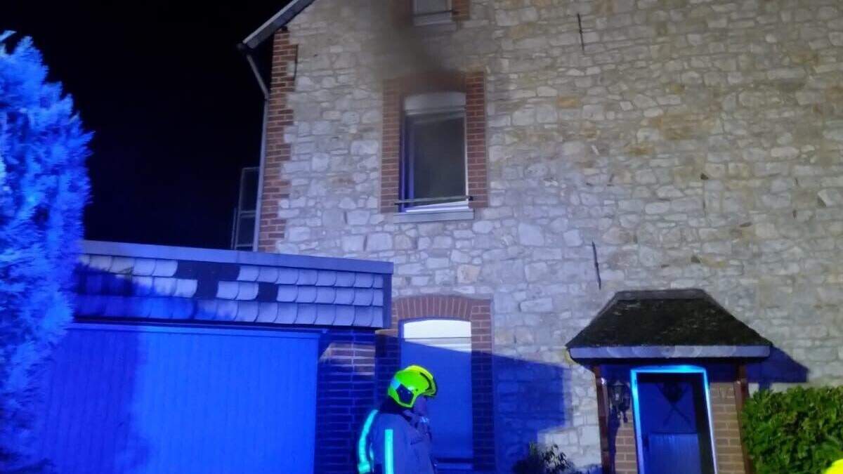 Gegen 5 Uhr hatte ein Anrufer Feuerschein und Rauch aus einem unbewohnten Haus bemerkt