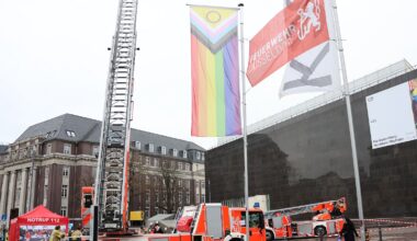 Düsseldorf: Traditionelle Adventssammlung der Feuerwehr auf dem Grabbeplatz - Ddorf-Aktuell