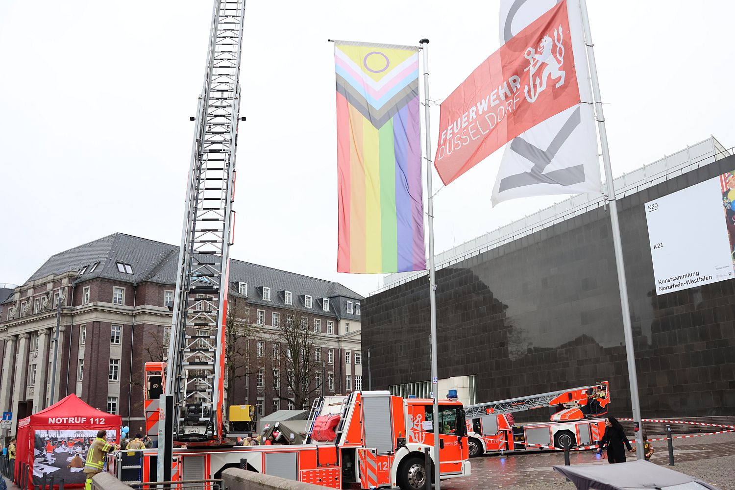Düsseldorf: Traditionelle Adventssammlung der Feuerwehr auf dem Grabbeplatz - Ddorf-Aktuell