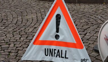 Düsseldorf Stadtmitte: Mercedesfahrer bei Unfall mit Straßenbahn schwer verletzt - Ddorf-Aktuell