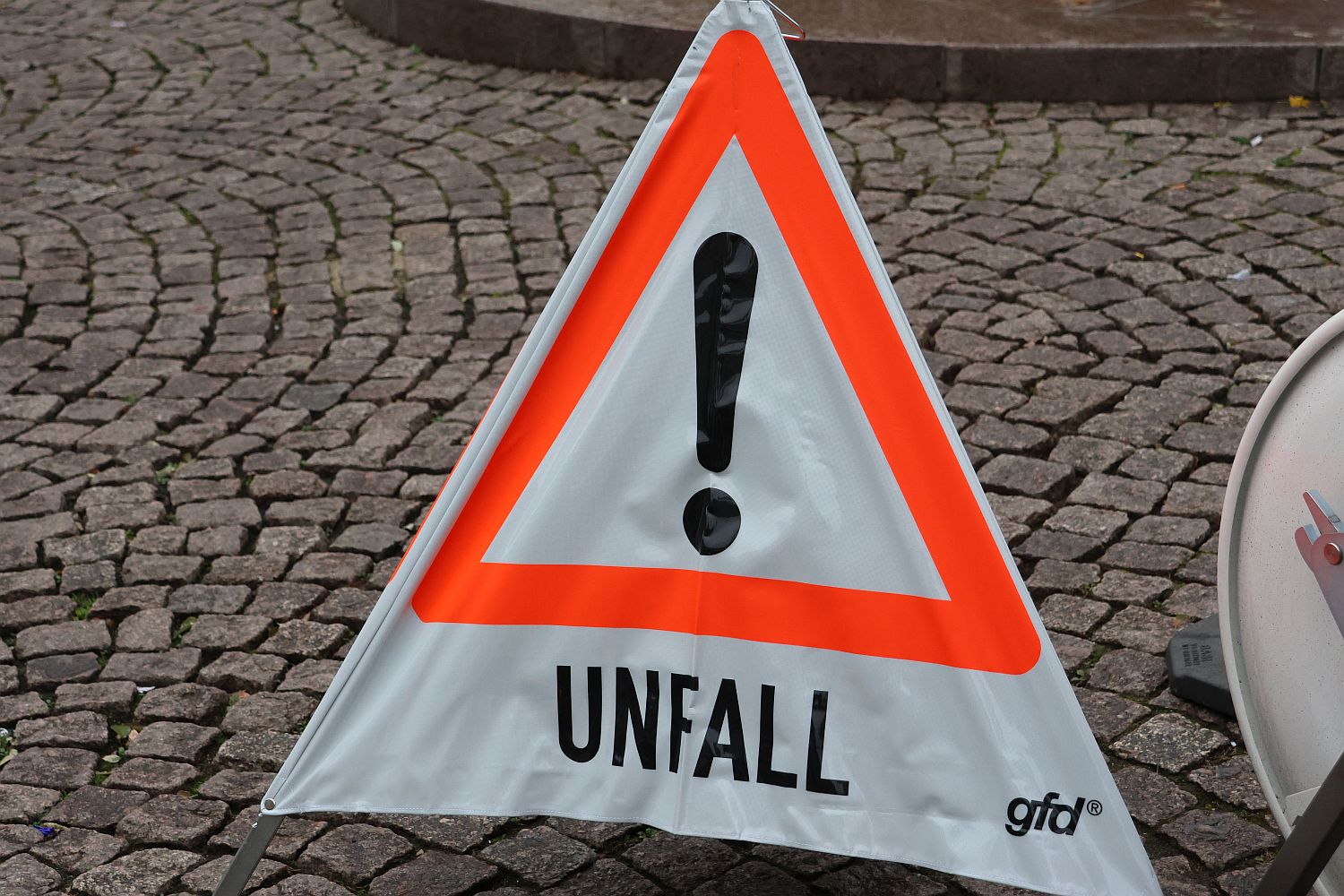 Düsseldorf Stadtmitte: Mercedesfahrer bei Unfall mit Straßenbahn schwer verletzt - Ddorf-Aktuell