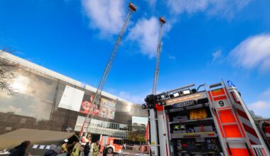 Düsseldorf: Traditionelle Adventssammlung der Feuerwehr auf dem Grabbeplatz - Ddorf-Aktuell