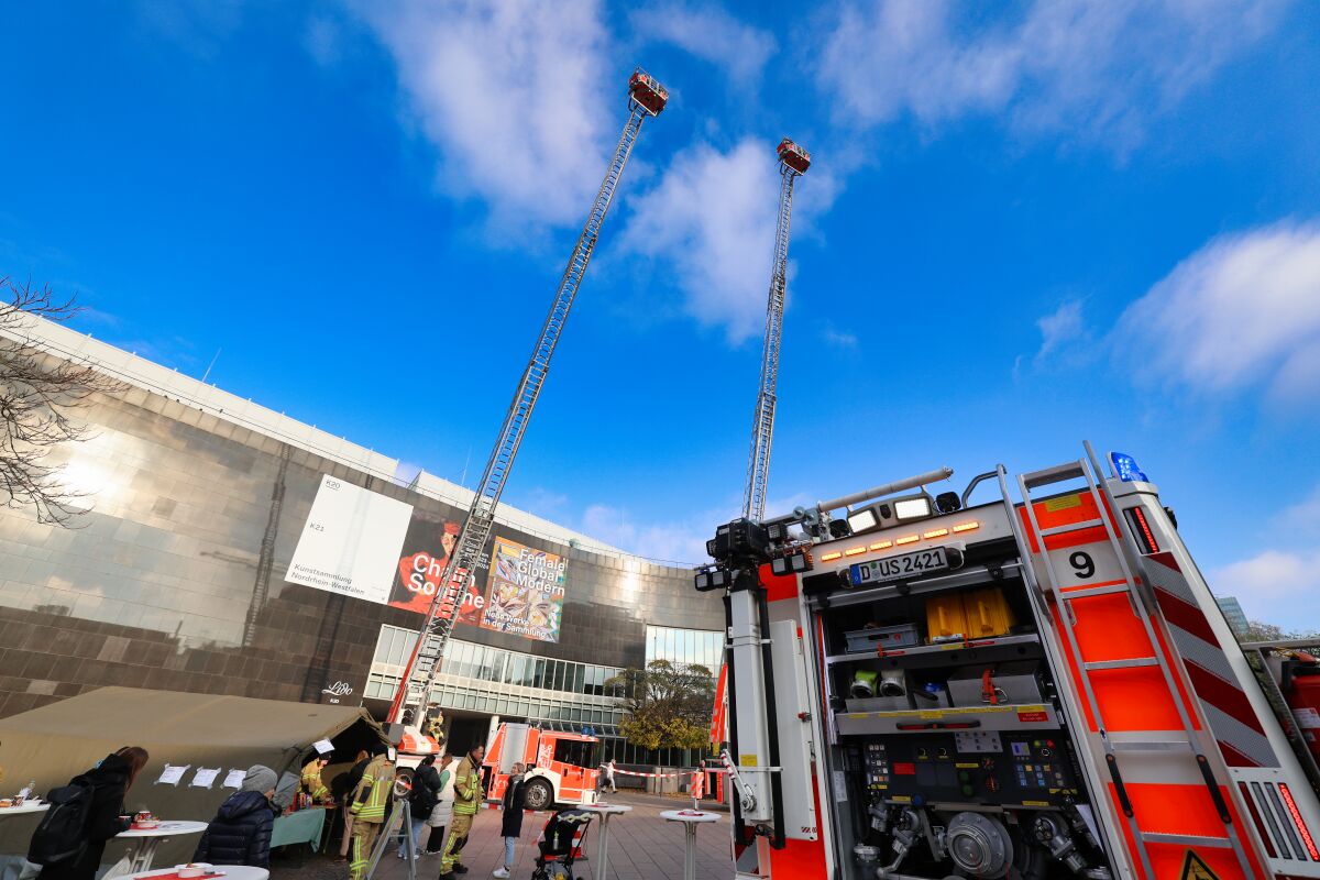 Düsseldorf: Traditionelle Adventssammlung der Feuerwehr auf dem Grabbeplatz - Ddorf-Aktuell