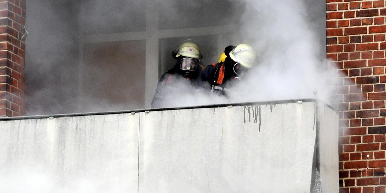 Kurioser Einsatz in Nürnberg an Heiligabend: Holz brennt auf Balkon