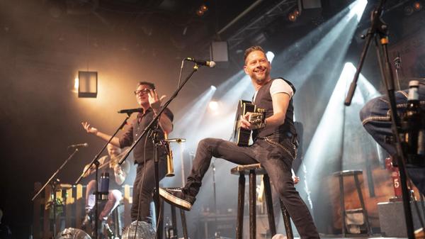 Die Irish Folk-Experten von Fiddler's Green feiern 35-jähriges Bandjubiläum. Die Erlanger Gruppe, die auch das Shamrock Castle Festival organisiert, bittet am Montag, 29. Dezember, zum großen Jubiläumsevent in den Nürnberger Löwensaal. Beginn: 20 Uhr. Die Irish Folk-Experten von Fiddler's Green feiern 35-jähriges Bandjubiläum. Die Erlanger Gruppe, die auch das Shamrock Castle Festival organisiert, bittet am Montag, 29. Dezember, zum großen Jubiläumsevent in den Nürnberger Löwensaal. Beginn: 20 Uhr.