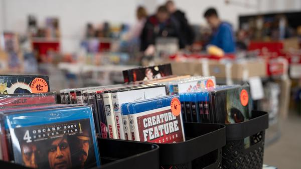 Neuheiten, Klassiker, Raritäten - auf der Filmbörse am Sonntag im kleinen Saal der Meistersingerhalle findet sich so ziemlich alles. Los geht der Markt, auf dem auch Merchandiseartikel gehandelt werden, um 11 Uhr. Neuheiten, Klassiker, Raritäten - auf der Filmbörse am Sonntag im kleinen Saal der Meistersingerhalle findet sich so ziemlich alles. Los geht der Markt, auf dem auch Merchandiseartikel gehandelt werden, um 11 Uhr.