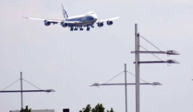 Landeanflug eines Passagierflugzeugs am Flughafen Leipzig/Halle.