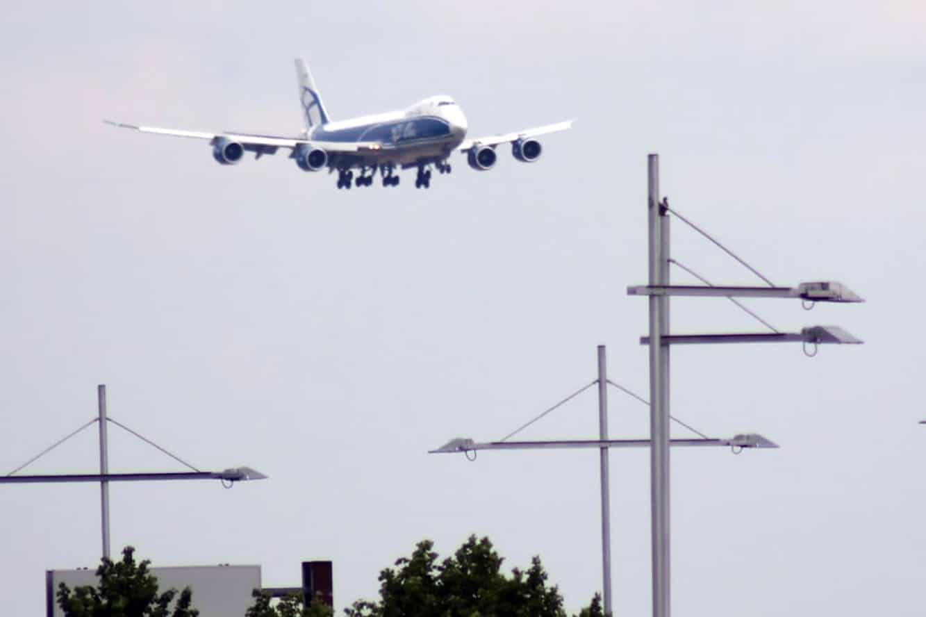 Landeanflug eines Passagierflugzeugs am Flughafen Leipzig/Halle.
