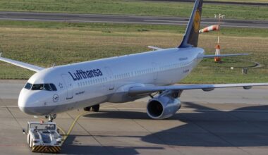 Bildbeschreibung: Ein Flugzeug auf einem Rollfeld.