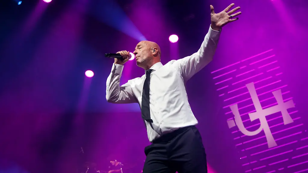 Frontmann-Der-Graf-von-der-Band-Unheilig-bei-ihrem-Konzert-im-Palladium-Koeln-22-12