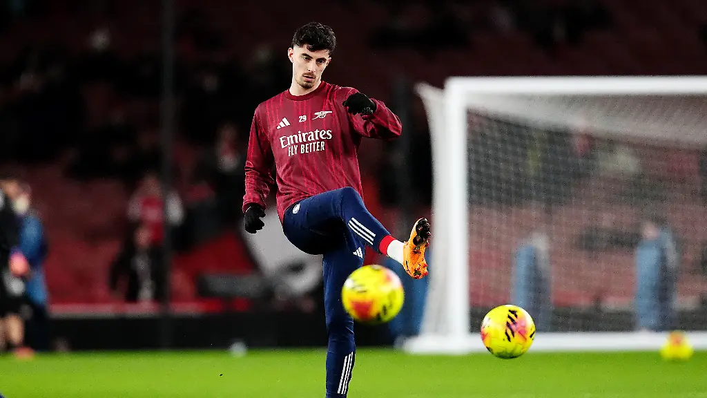 Fussball-Premier-League-19-Spieltag-England-FC-Arsenal-Aston-Villa-Kai-Havertz-von-Arsenal-waermt-sich-vor-dem-Spiel-auf