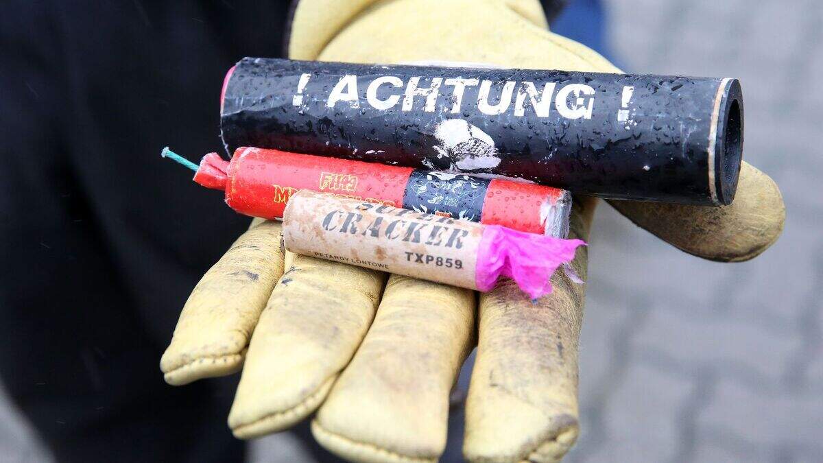 Eindeutig verboten: Böller ohne BAM-Prüfkennzeichen und illegal eingeführtes Feuerwerk.