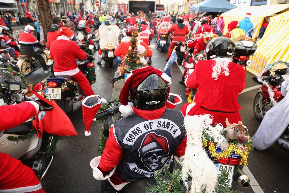 Hunderte Weihnachtsmänner in Berlin verteilen Geschenke!
