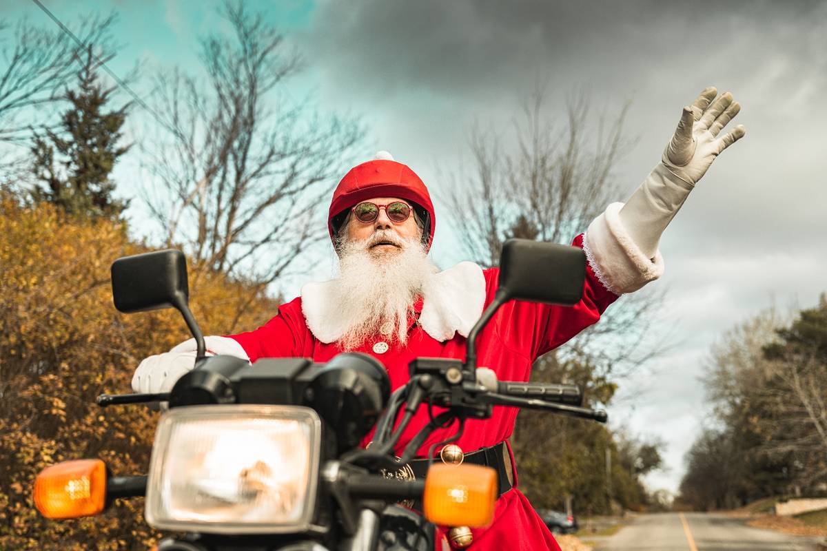 Hunderte Weihnachtsmänner