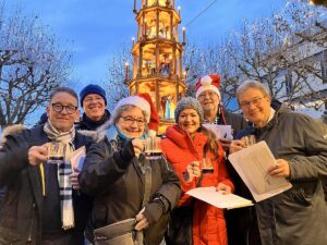 Start in den großen Mainz&-Glühweintest 2025: Die Jury mit (von links) Peter Wadle, Ernst Büscher, Gisela Kirschstein, Manuela Matz , Christoph Thelen und Dirk Loomans. - Foto: Mainz& 