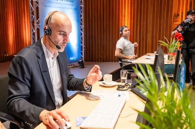 Erst Landesfunkhaus, dann Rathaus: Oberbürgermeister Belit Onay legte beim NDR eine Frühschicht ein.