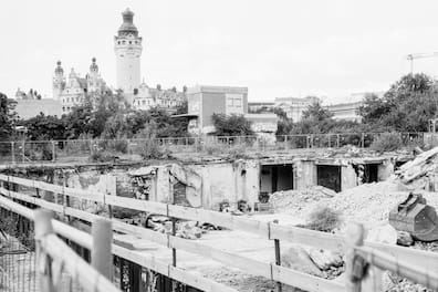 Blick über den Leuschnerplatz zum neuen Rathaus.