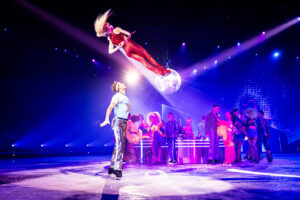 Spektakuläre Akrobatik verzaubert das Publikum. (Foto: Martin Miseré)