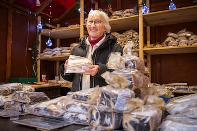 Das Kilo original Dresdner Christstollen für 22 Euro? "Die meisten Kunden sind Wiederholungstäter", sagt Verkäuferin Anna Heldberg auf dem Holstenplatz.