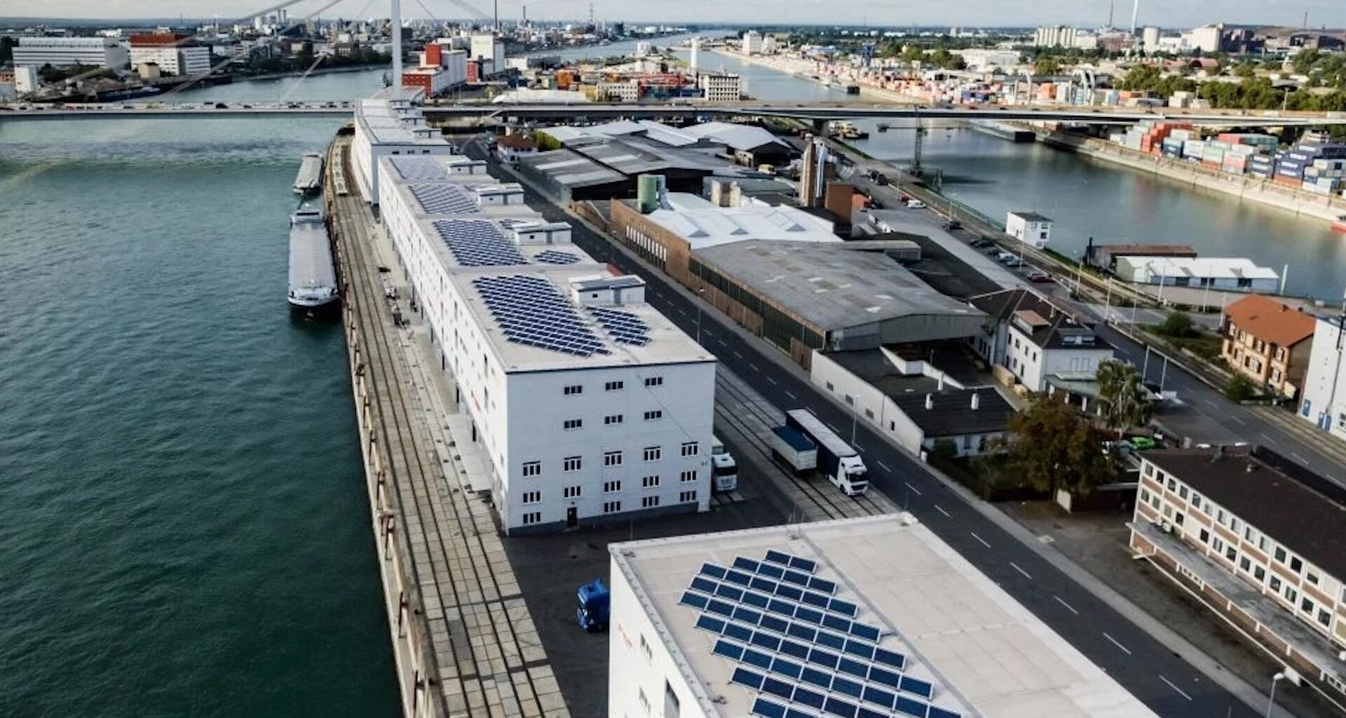 Hafen Mannheim baut MCS-Lader für Elektro-Lkw auf