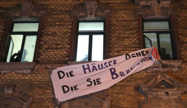 Banner bei Hausbesetzung.