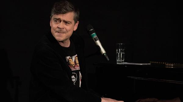 Satiriker Henning Schmidtke zeigt in seinem Programm "Es ist nicht alles so scheiße, wie du denkst!", dass früher nicht alles besser, sondern schlechter war, denn wir haben es nur vergessen. Am Samstag stellt er seinen Mix aus Stand-up-Comedy und Infotainment im Wendelsteiner La Trova vor. Beginn: 20 Uhr. Satiriker Henning Schmidtke zeigt in seinem Programm "Es ist nicht alles so scheiße, wie du denkst!", dass früher nicht alles besser, sondern schlechter war, denn wir haben es nur vergessen. Am Samstag stellt er seinen Mix aus Stand-up-Comedy und Infotainment im Wendelsteiner La Trova vor. Beginn: 20 Uhr.