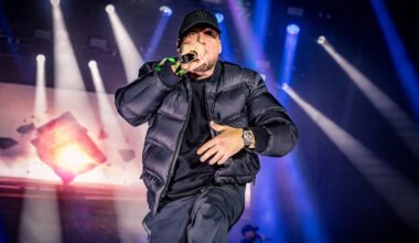 "Sellout-Move" in Grünheide: Kool Savas verärgert Fans mit Tesla-Auftritt - und geht auf Distanz