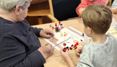 Aktion des ZBH: Kita-Kinder basteln im Pflegezentrum Tannenbaumschmuck