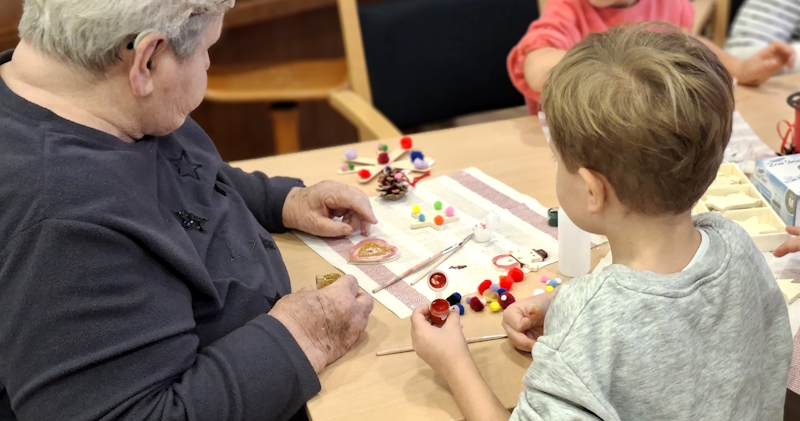 Aktion des ZBH: Kita-Kinder basteln im Pflegezentrum Tannenbaumschmuck