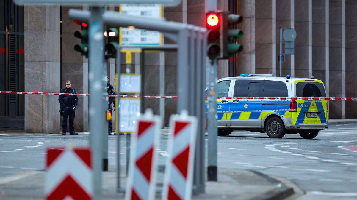 Die Polizei hat in Mönchengladbach eine große Kreuzung gesperrt und mehrere Gebäude geräumt.