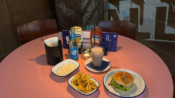 In der Königstraße 93 in Nürnberg gesellte sich im Frühjahr ein neues Restaurant hinzu: Pfundskerl mit Burger, Milchshake und Co. Nachdem sich das Team bereits seit 2020 mit einem Foodtruck einen Namen gemacht hatte, schlugen sie 2025 mit einer Filiale Wurzeln. Neben der klassischen Burger-Karte gibt es auch Kaffee, Kuchen der Bäckerei Imhof und im Sommer einen Biergarten. In der Königstraße 93 in Nürnberg gesellte sich im Frühjahr ein neues Restaurant hinzu: Pfundskerl mit Burger, Milchshake und Co. Nachdem sich das Team bereits seit 2020 mit einem Foodtruck einen Namen gemacht hatte, schlugen sie 2025 mit einer Filiale Wurzeln. Neben der klassischen Burger-Karte gibt es auch Kaffee, Kuchen der Bäckerei Imhof und im Sommer einen Biergarten.