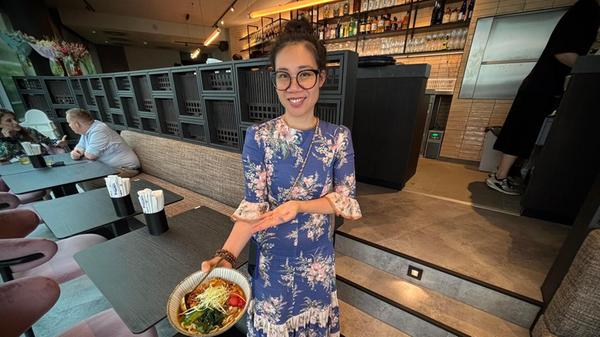 Seit Juli serviert Quyen Kumpa vom Niku im Admiral Boutique Kino japanische Speisen. Das Restaurant ist im Izakaya-Style und bietet eine Auswahl an unkomplizierten, japanischen Speisen und Getränken. Das Angebot besteht hauptsächlich aus kleineren Gerichten, die man miteinander teilen kann. Seit Juli serviert Quyen Kumpa vom Niku im Admiral Boutique Kino japanische Speisen. Das Restaurant ist im Izakaya-Style und bietet eine Auswahl an unkomplizierten, japanischen Speisen und Getränken. Das Angebot besteht hauptsächlich aus kleineren Gerichten, die man miteinander teilen kann.