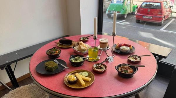 In der Kernstraße 36 in Nürnberg, eröffnete im ehemaligen Bio-Laden das Café Die Schwestern III. Das Trio bietet dort neben täglich wechselnden Kuchen und Bulgursalat vor allem Pasten und Dips „wie Eiskugeln“ zum Selbstauswählen an der Theke selbst. Dazu wird Brot gereicht. Es gibt auch Schmuckanhänger, Weihrauch, Räucherstäbchen und Steine aller Art. In der Kernstraße 36 in Nürnberg, eröffnete im ehemaligen Bio-Laden das Café Die Schwestern III. Das Trio bietet dort neben täglich wechselnden Kuchen und Bulgursalat vor allem Pasten und Dips „wie Eiskugeln“ zum Selbstauswählen an der Theke selbst. Dazu wird Brot gereicht. Es gibt auch Schmuckanhänger, Weihrauch, Räucherstäbchen und Steine aller Art.