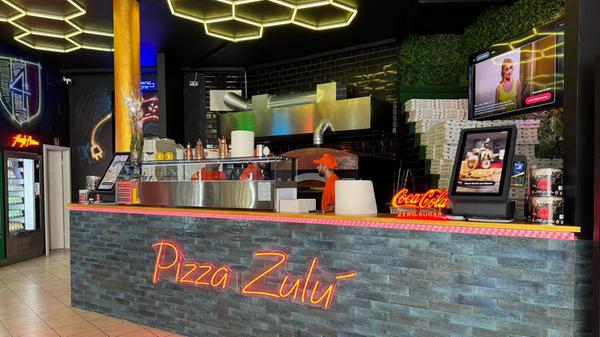 In der Lorenzer Straße 5 treffen seit diesem Sommer Vergangenheit, Zukunft und Gegenwart aufeinander: Neben dem gegenwärtig Verkauf von Pizzen gibt es im Nebenraum einen Arcade-Raum, in dem man Pac-Man oder Kicker spielen kann. Bei Pizza Zulu Limited gibt es Dienstag bis Sonntag jeden Tag 300 neapolitanische Pizzen, danach ist Schluss. In der Lorenzer Straße 5 treffen seit diesem Sommer Vergangenheit, Zukunft und Gegenwart aufeinander: Neben dem gegenwärtig Verkauf von Pizzen gibt es im Nebenraum einen Arcade-Raum, in dem man Pac-Man oder Kicker spielen kann. Bei Pizza Zulu Limited gibt es Dienstag bis Sonntag jeden Tag 300 neapolitanische Pizzen, danach ist Schluss.