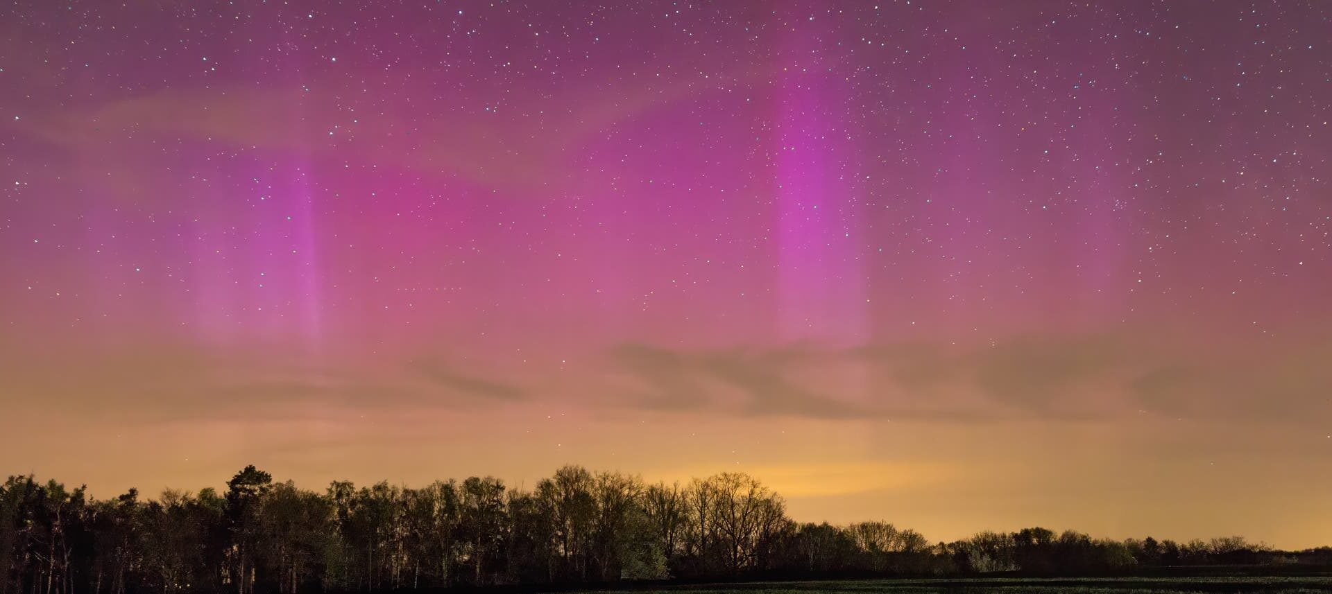 Polarlichter in der Erdatmosphäre leuchten purpurfarben