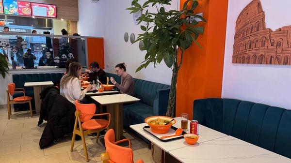 Im MALA, dem neuen Franchise-Standort der Kette "Yangguofu" gibt es chinesische DIY-Suppe. Dafür schnappt man sich eine Schüssel, eine Zange und bedient sich an der bunten Auswahl an Einlagen. Von Nudeln über Spinat, Tofu, Fleisch und Pilzen bis hin zu für europäische Gaumen zumindest ungewöhnlichen Zutaten, ist alles dabei. Das Restaurant in der Färberstraße 20 in Nürnberg, hat seit Februar 2025 geöffnet. Im MALA, dem neuen Franchise-Standort der Kette "Yangguofu" gibt es chinesische DIY-Suppe. Dafür schnappt man sich eine Schüssel, eine Zange und bedient sich an der bunten Auswahl an Einlagen. Von Nudeln über Spinat, Tofu, Fleisch und Pilzen bis hin zu für europäische Gaumen zumindest ungewöhnlichen Zutaten, ist alles dabei. Das Restaurant in der Färberstraße 20 in Nürnberg, hat seit Februar 2025 geöffnet.