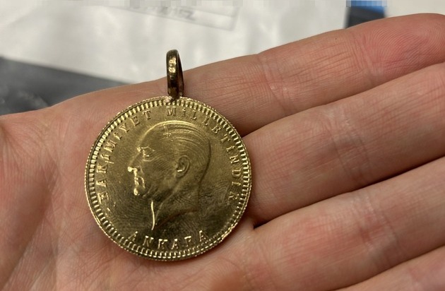 HZA-BI: Bielefelder Zoll verhindert Goldschmuggel am Flughafen/Reisende hatte ...