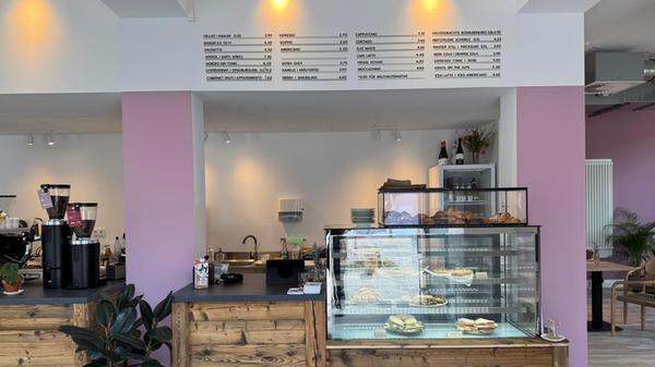 Nadja und Aleksander Retek öffneten im Frühjahr ihr neues Café Authentisch. Nachdem die beiden das Kaffee Hörna aufgegeben hatten, starteten sie in diesem Jahr in der Regensburger Straße 360 in Nürnberg neu durch. Ihr neuer Name Authentisch weist darauf hin, dass für sie Authentizität auch in ihrer Art Gastronomie zu betreiben, eine Rolle spielt. Sie wollten einen „Ort schaffen, wo Menschen sich wohlfühlen“, mit Werten – und auch Preisen, „die in der Realität verankert sind“. Außerdem soll man bei ihnen „verweilen können und wollen“ – quasi ein Rückzugsort. Nadja und Aleksander Retek öffneten im Frühjahr ihr neues Café Authentisch. Nachdem die beiden das Kaffee Hörna aufgegeben hatten, starteten sie in diesem Jahr in der Regensburger Straße 360 in Nürnberg neu durch. Ihr neuer Name Authentisch weist darauf hin, dass für sie Authentizität auch in ihrer Art Gastronomie zu betreiben, eine Rolle spielt. Sie wollten einen „Ort schaffen, wo Menschen sich wohlfühlen“, mit Werten – und auch Preisen, „die in der Realität verankert sind“. Außerdem soll man bei ihnen „verweilen können und wollen“ – quasi ein Rückzugsort.