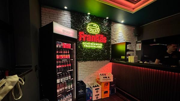 Neben Softdrinks kann man sich hier auch einen Drink oder ein Bier genehmigen. Neben Softdrinks kann man sich hier auch einen Drink oder ein Bier genehmigen.