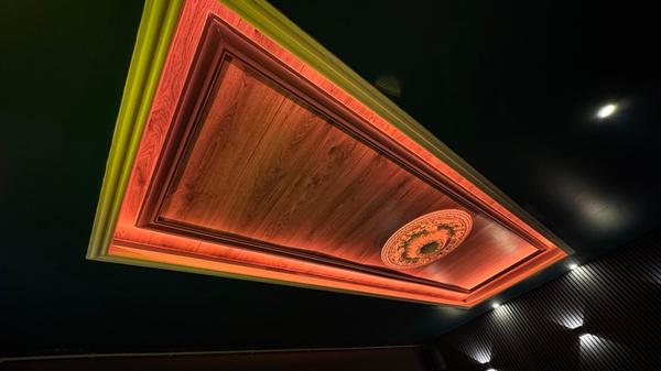 Das einzige, was die Renovierungen überlebt hat: Die Holzvertäfelung an der Decke. Das einzige, was die Renovierungen überlebt hat: Die Holzvertäfelung an der Decke.