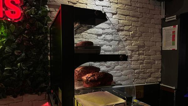 In der Vitrine warten: veganer, Pizza- oder Leberkäse mit beispielsweise eingebackenen Spekulatius. In der Vitrine warten: veganer, Pizza- oder Leberkäse mit beispielsweise eingebackenen Spekulatius.