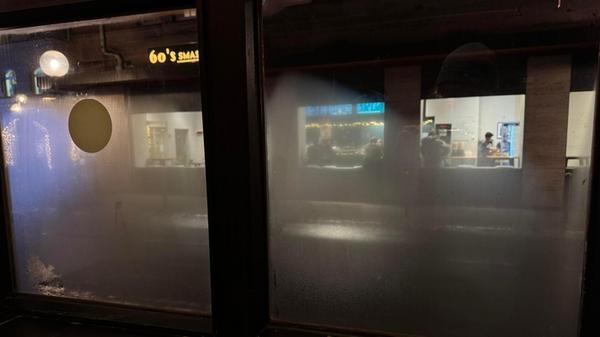 Da der Ofen quasi durchgehend läuft sind die Scheiben nicht selten beschlagen. Da der Ofen quasi durchgehend läuft sind die Scheiben nicht selten beschlagen.