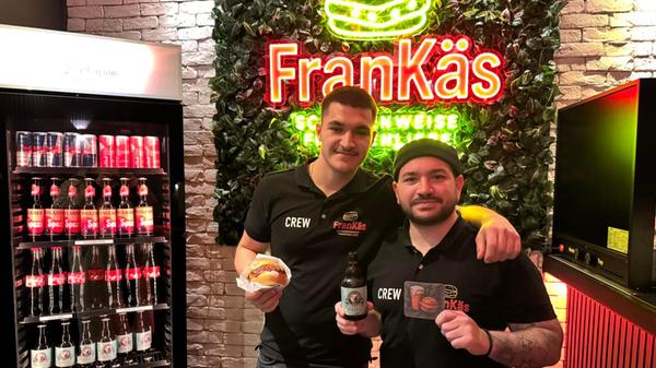 Gemeinsam mit seinem Cousin Claudio Pesce (l.) hat Gastronom Marco Poidomani (r.) einem kleinen Lagerraum in der Hinteren Sterngasse neues Leben eingehaucht. Gemeinsam mit seinem Cousin Claudio Pesce (l.) hat Gastronom Marco Poidomani (r.) einem kleinen Lagerraum in der Hinteren Sterngasse neues Leben eingehaucht.