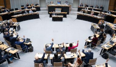 Berlin & Brandenburg: Berliner Parteien streiten über AfD-Verbotsverfahren