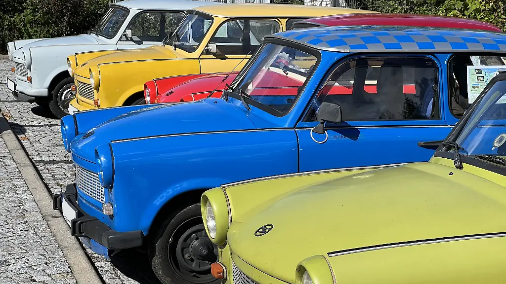 Italien-hatte-den-Fiat-500-England-den-Mini-die-BRD-den-VW-Kaefer-und-in-der-DDR-gewann-der-Trabant-Kultstatus-als-erstes-Volksauto