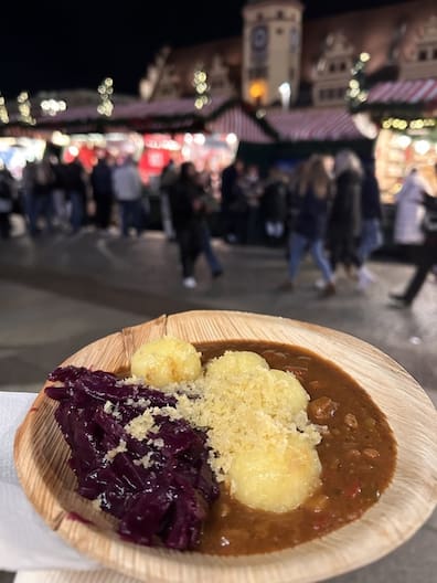 Kloß mit Soß – gibt es in Leipzig auch als vegane Variante auf dem Weihnachtsmarkt.